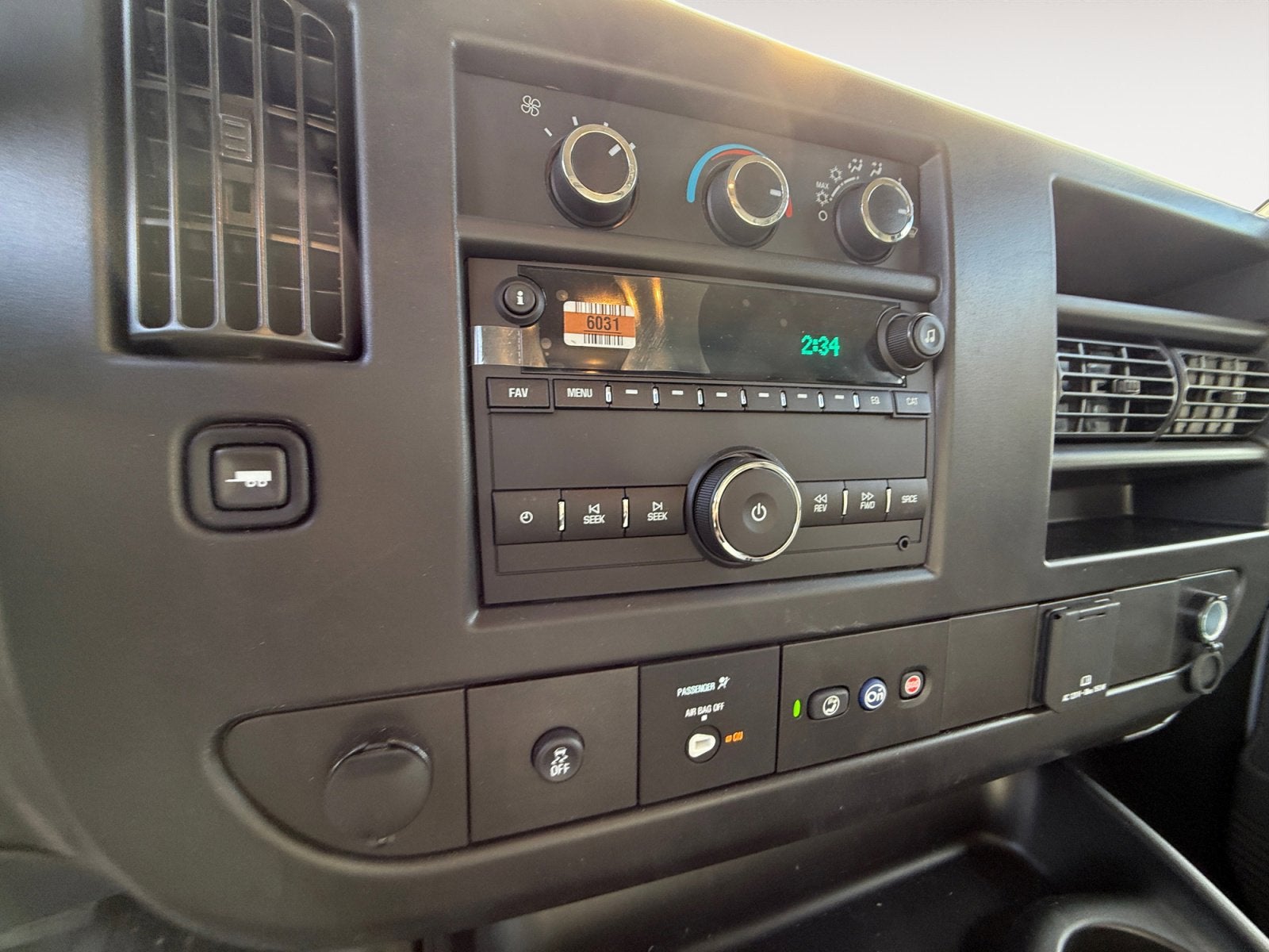 2025 Chevrolet Express Cutaway 3500 1WT